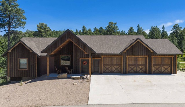 Stunning 3700+ Sq. Ft Lodge w/Firepit, Hot Tub, Large Garage - Paved!