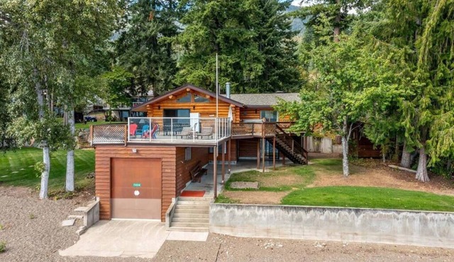 Stunning Cabin Lakeside on the Shuswap