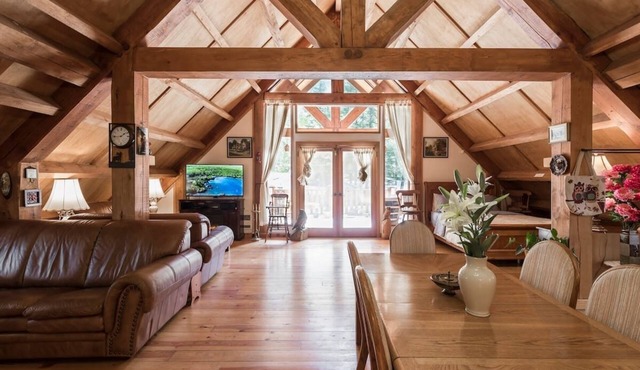 Stunning cabin, rustic decorations, great view of Mts., expansive patio