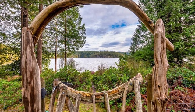 Stunning Family Friendly 5 bedroom Lakefront Home