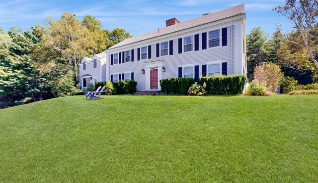 Stunning hillside home on 60 acres - valley views, chef’s kitchen, near skiing