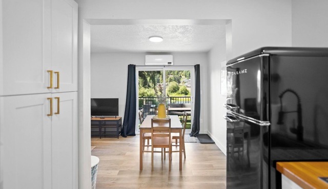 Stunning Riverside Suite | Kitchenette, Firepit