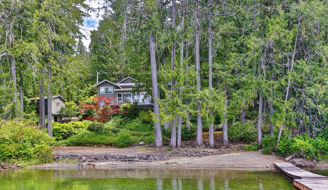 Stunning Sproat Lake waterfront - 5 bedrooms - beautiful sunset & mountain views