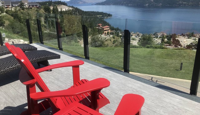 Stunning View at our Gorgeous Cottage Retreat with 3 Decks! Licensed.