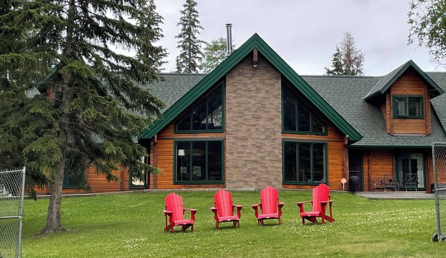 Stunning Waterfront Lodge | Sleeps 16