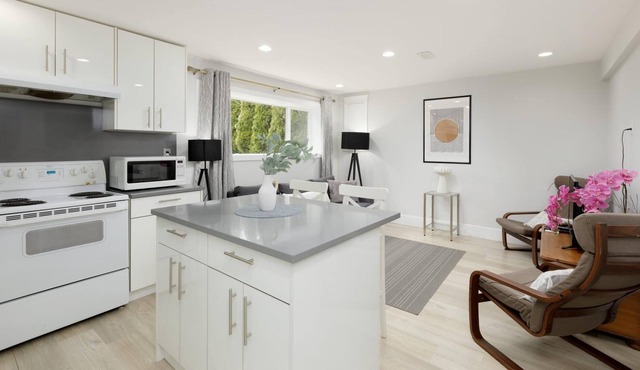 Stylish 1 BR Suite in North Vancouver 10 Mins ski