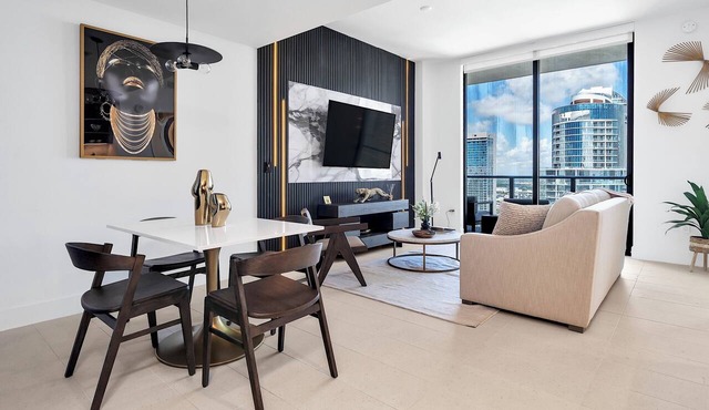 Stylish 1BD Penthouse with Water Views, Gym & Fast WiFi in Downtown Miami.