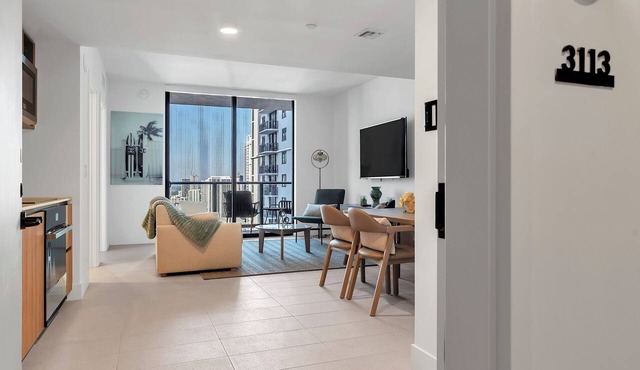 Stylish 1BR Apartment 31st Floor Beautiful Downtown & Bay Views