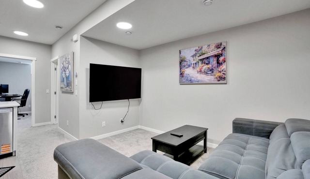 Stylish 2BDR/3BED/2 FULL BATH/Well Equiped For Remote Work/Games