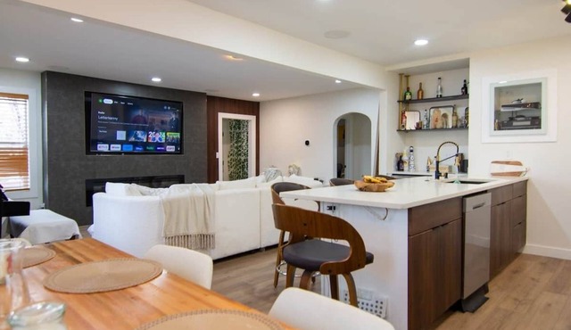 Stylish 2bdr Englewood retreat with Private Yard