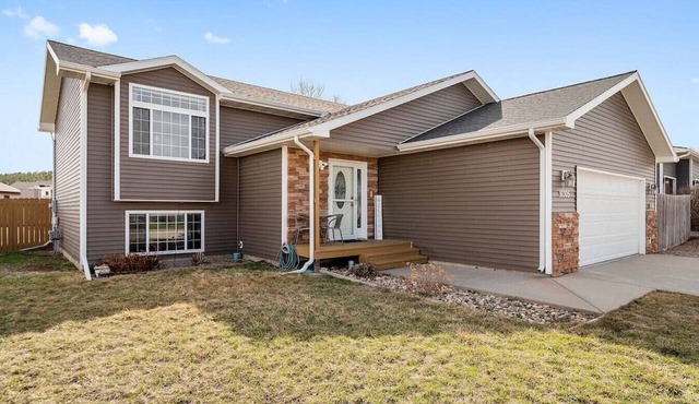 Stylish 5 BR- LG Fenced Backyard and Playground