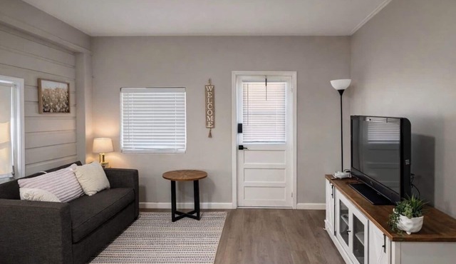 Stylish and Modern 1-bedroom in Lake Worth 5 mi from Beach and Downtown