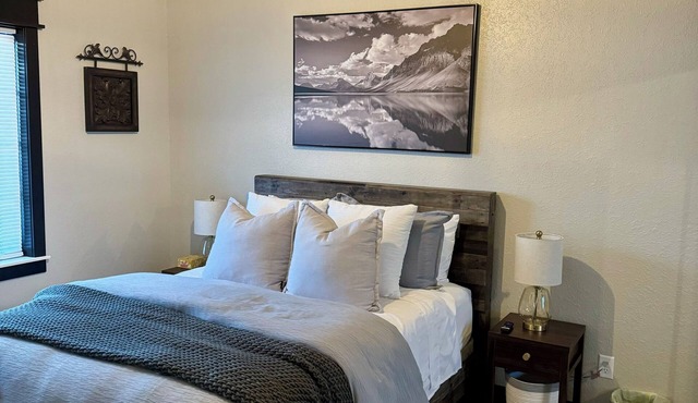 Stylish, Gateway to the Black Hills , 2-bedroom condo -20minutes to Mt. Rushmore