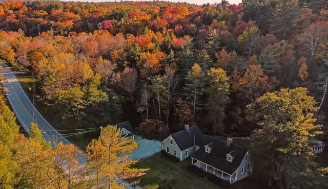Stylish Modern Farmhouse with Hot Tub & Cabin