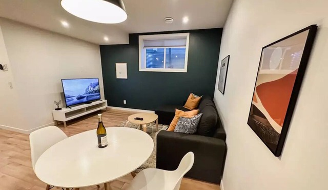 Stylish New Suite next door to the Rockies