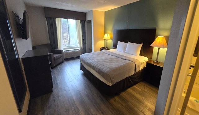 Suite King Bed Non Smoking|Akron OH