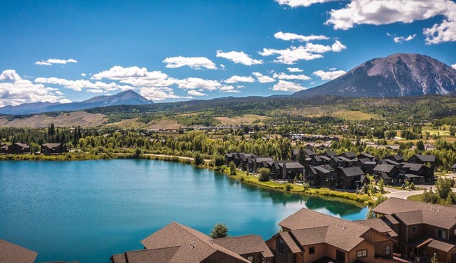 *Summer Sale* Private Neighborhood Lake - Close to Raven Golf Club - Living Rooms + Outdoor Dining