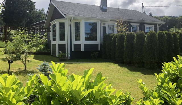 Sunny Saltair Seaview Cottage with Private Hot Tub