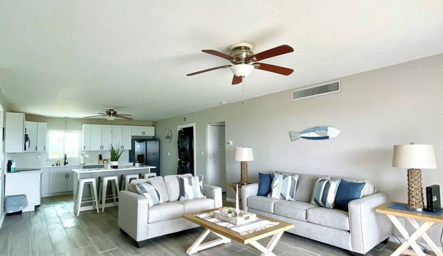 Sunrise Ocean View Property, Walk to the Sand! Huchinson Island 2Bed/2Bath