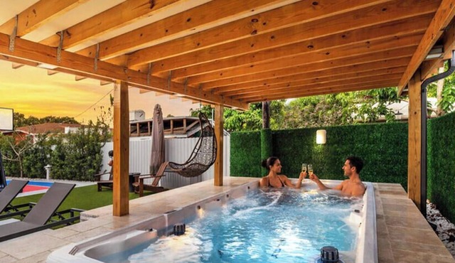Sunshine 6BR Villa w/Chill Yard/Games/Swimming Spa