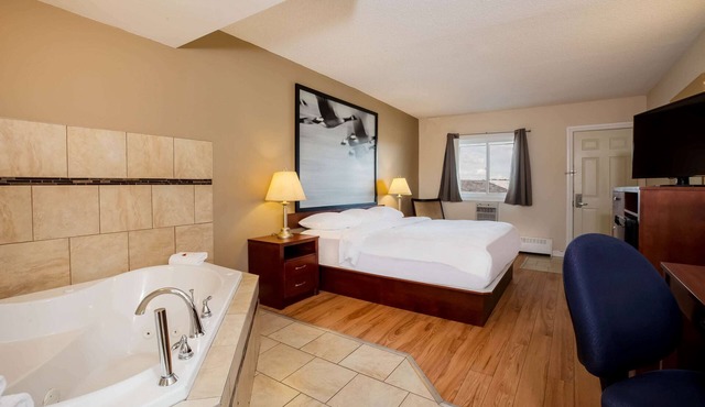 Super 8 by Wyndham Smoky Lake