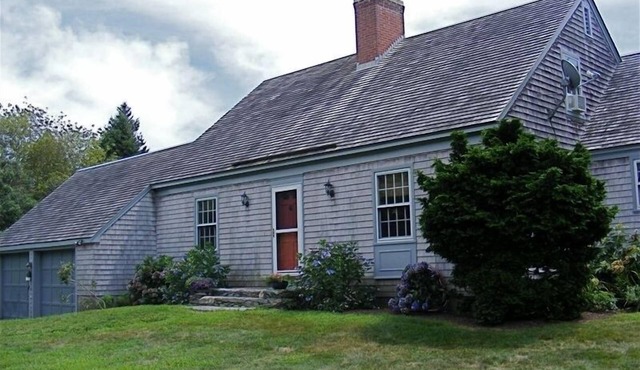 Superb Location on Quiet Laneway. Just lowered June & September rates!