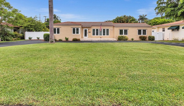 ★ SuperVilla ★ 4BR/3BA ★ Heated Pool ★ 5 mins to beach