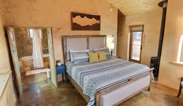 Sweet Adobe Convenient to Taos and Taos Ski Valley