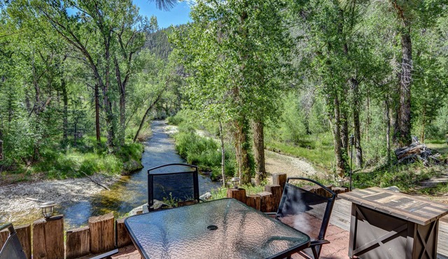 Sweet Log Cabin - an ole time cabin on the banks of Chalk Creek!