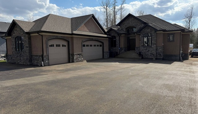 Sylvan Lake Executive Home, 5 minute walk to Beach