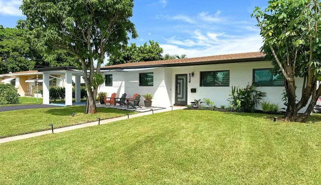 TahAri Vista ~ Refined & Renovated 4BR w/patio