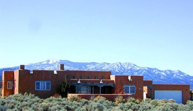 Taos House - 360 degree mountain/town views - Patio - Hot Tub