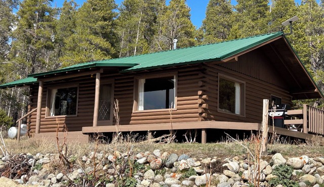 Taylor Park Overlook Cabin in Gunnison National Forest with Lake Views