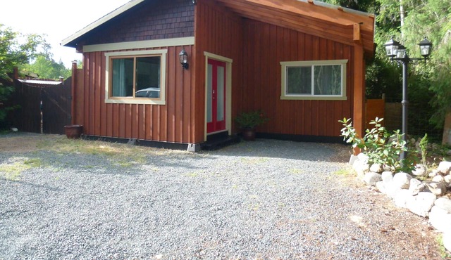 The Cedar Cottage - 1 bedroom and 1 bathroom private cottage.