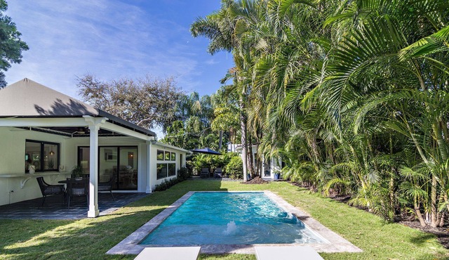 The Coastal Bungalow- 3/3 steps to Intracoastal!