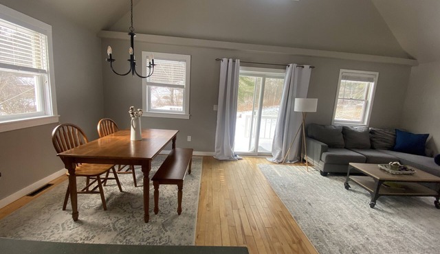The Convenient Cape - Privacy, Hot Tub, Lots of space 5 minutes to I-89!