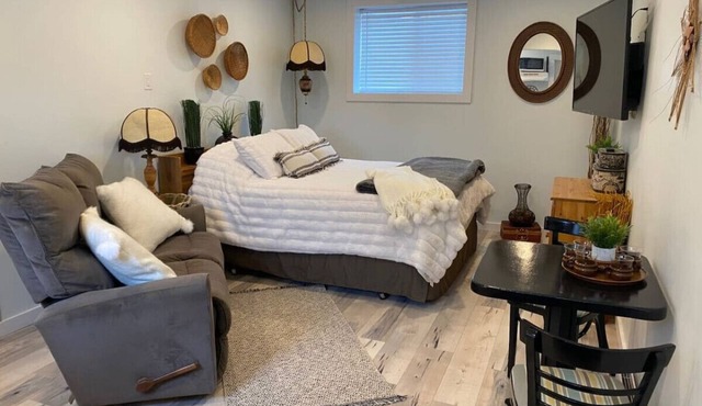 The Cozy Cove - cozy and bright bachelor suite