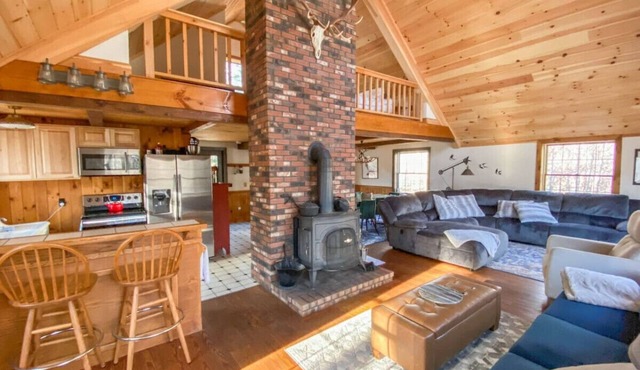 The Crawford Chalet | Retreat w/ Private Hot Tub