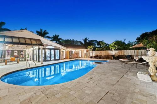 The Creek Resort - Revamped Chic 4BR Haven with Massive Pool, Hot Tub, and Outdoor Space