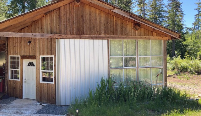 The Garden House - Unique spacious stay in Whaletown