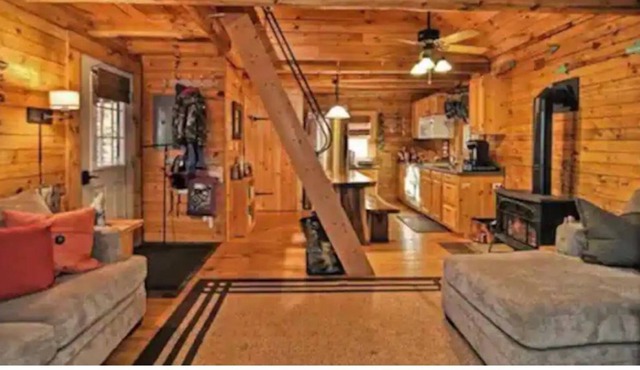 “The Great Escape” Log Cabin in small town NH 💕