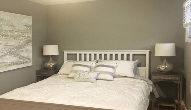 The King of Queen has a King size bed and all the amenities of home