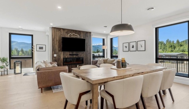 The Landing - 4 Bedroom Townhome | Private Hot Tub