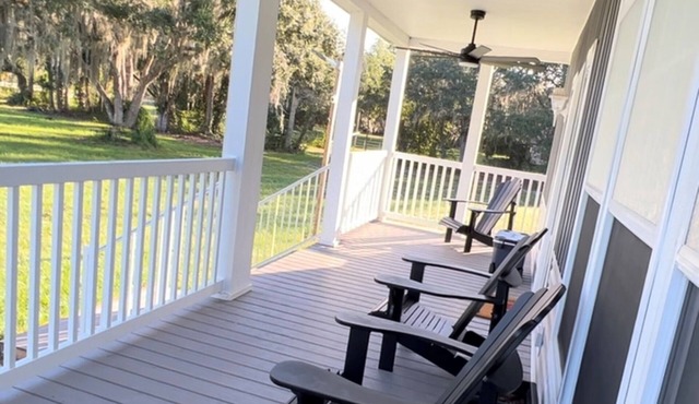 The Last Stand Farmhouse! Beautiful kitchen, TV room, AC, WiFi in Okeechobee