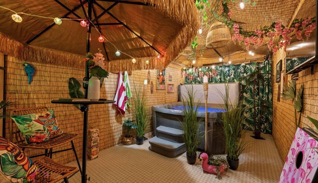 The Leaf & Lounge | Tiki HotTub | KingBed | Garage