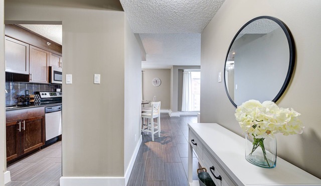 *The Montgomery* - Great views, clean and updated space!
