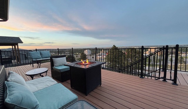 The Overlook - Spacious Modern Home with Panoramic Rapid City Views