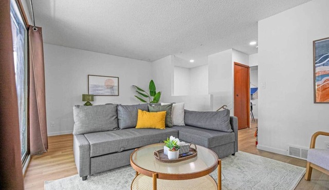 The Palm - Near DT, Shopping & Restaurants!