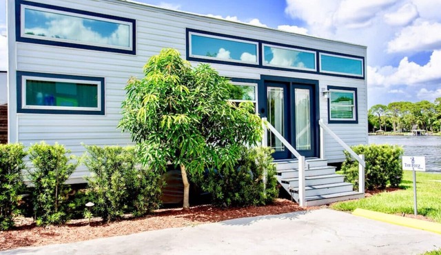 The Ritz- Lakefront Tiny House in Orlando