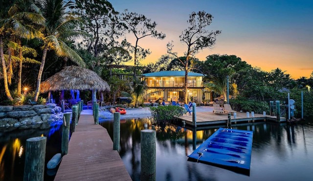 THE RIVER HOUSE, 21 Foot Boston Whaler Included